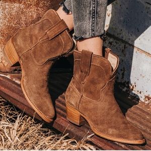 FreeBird Zamora Short Boot, Tan Suede, Sz 7 - New In Box.